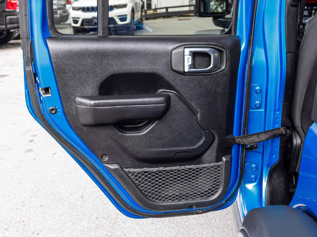 Used 2021 Jeep Wrangler Unlimited Rubicon w/ Dual Top Group AWD/4WD image 14