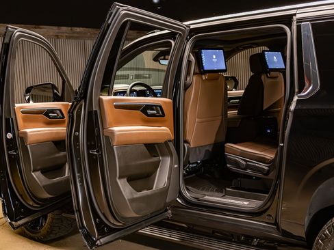 Used 2025 Chevrolet Suburban High Country image 28