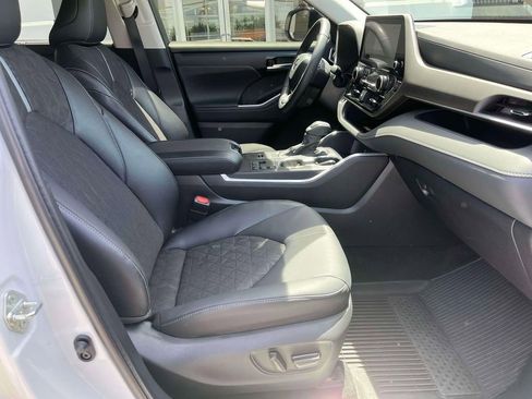 Used 2024 Toyota Highlander XLE AWD/4WD image 24