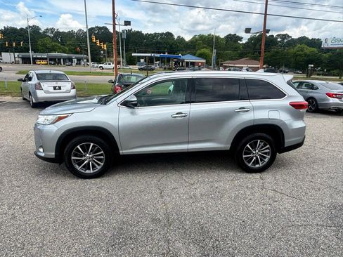 Used 2019 Toyota Highlander XLE FWD image 9