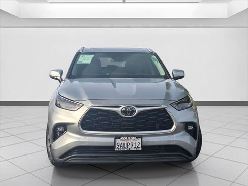 Used 2022 Toyota Highlander XLE image 2