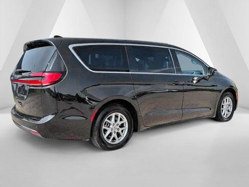 Used 2023 Chrysler Pacifica Touring-L FWD image 7