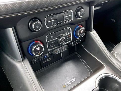 Used 2021 Chevrolet Suburban Premier w/ Premium Package RWD image 28