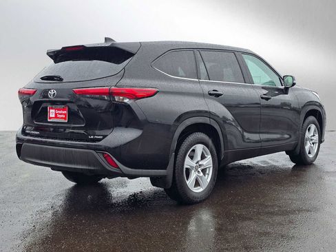 Used 2023 Toyota Highlander LE AWD/4WD image 3
