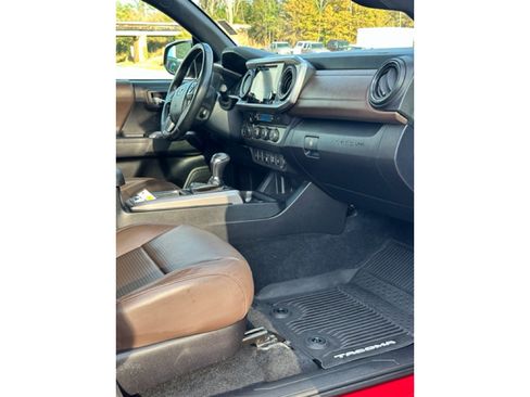 Used 2019 Toyota Tacoma Limited image 15
