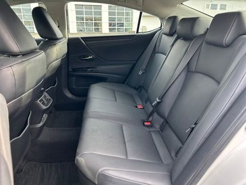 Used 2024 Lexus ES 300h w/ Premium Package image 16