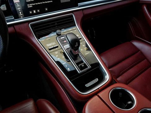 Used 2018 Porsche Panamera 4S image 27