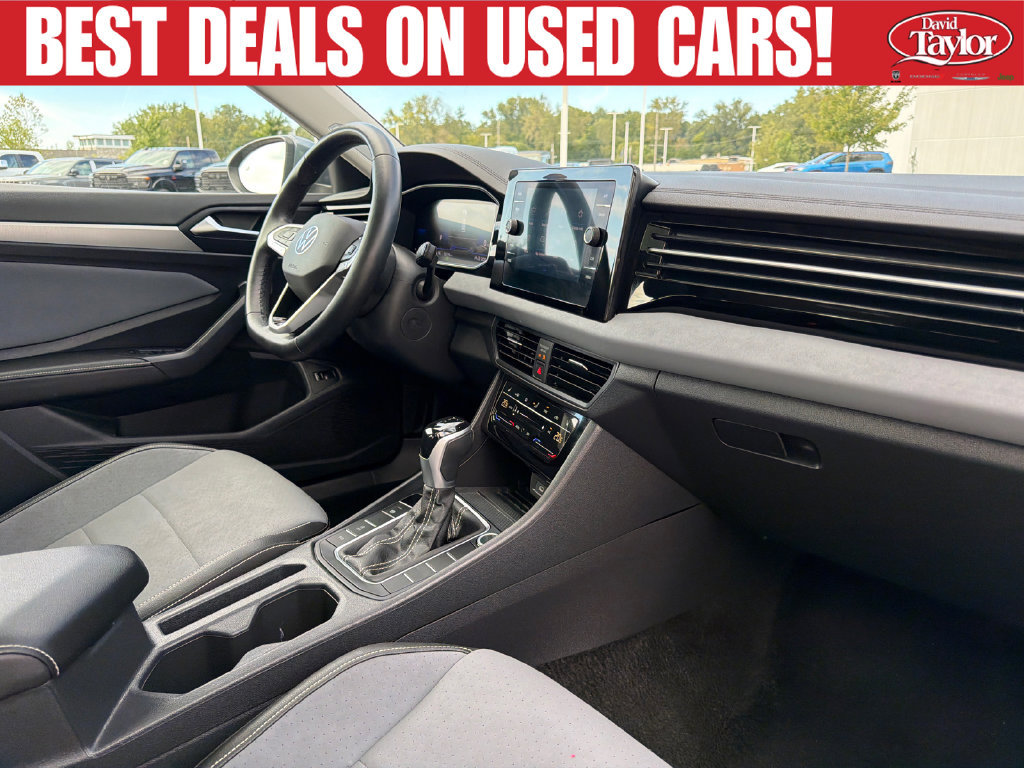 Used 2025 Volkswagen Jetta SE FWD image 28