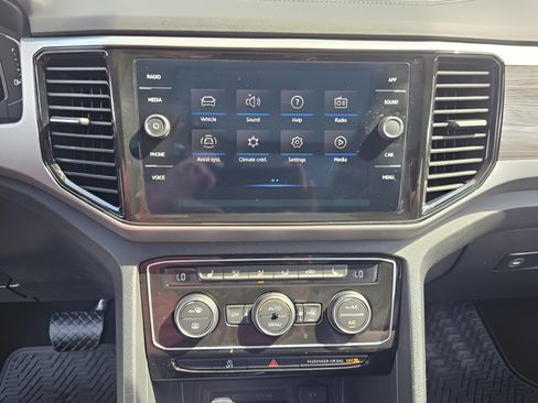 Certified 2022 Volkswagen Atlas Cross Sport SE FWD image 18