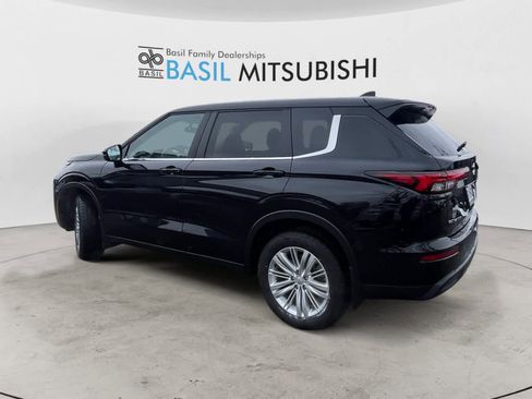 Used 2024 Mitsubishi Outlander ES image 3