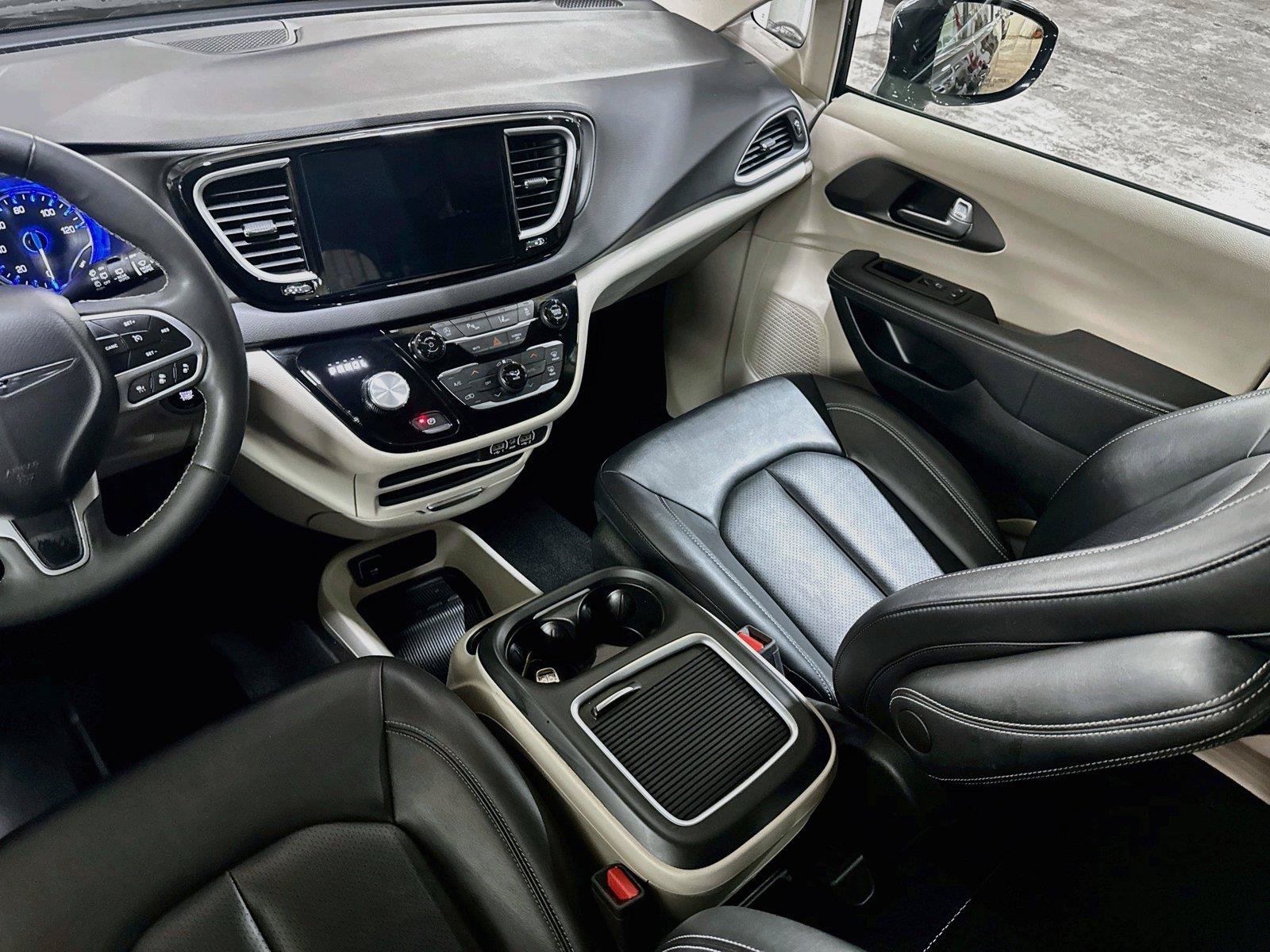 Used 2024 Chrysler Pacifica Touring-L FWD image 2