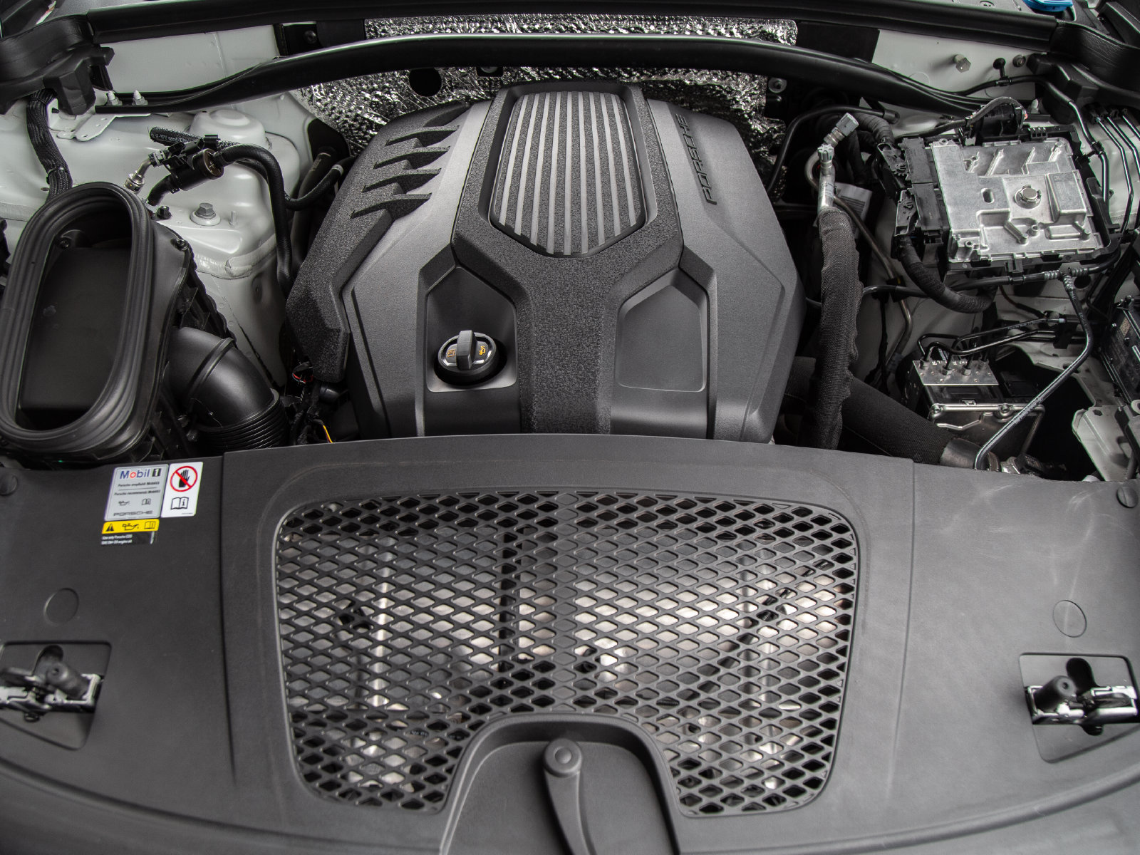 Certified 2023 Porsche Macan AWD/4WD image 28