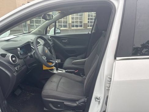 Used 2016 Chevrolet Trax LT w/ LT Sun and Sound Package FWD image 10