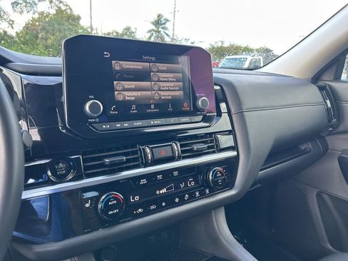 Used 2025 Nissan Pathfinder SV image 11