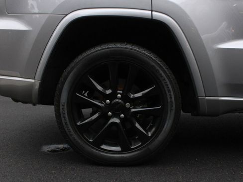 Used 2017 Jeep Grand Cherokee Altitude image 5