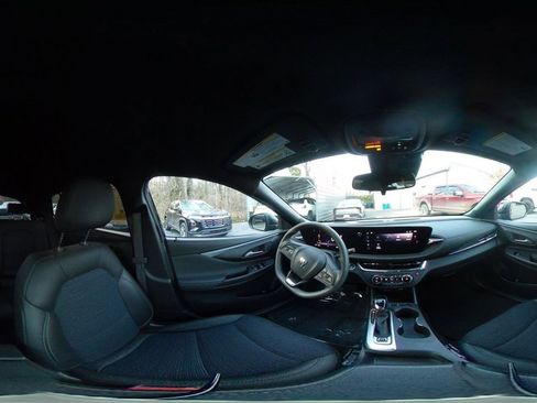 Used 2025 Buick Envista Preferred image 37