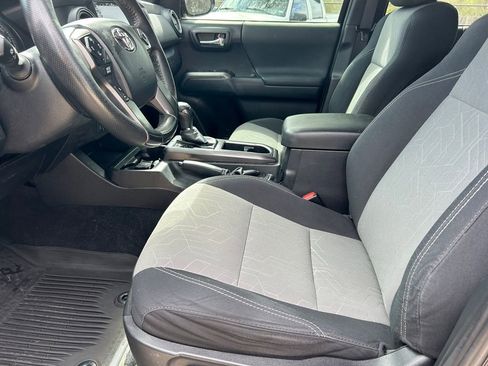 Used 2021 Toyota Tacoma TRD Sport w/ Technology Package image 11