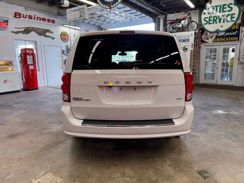 Used 2019 Dodge Grand Caravan SXT image 4