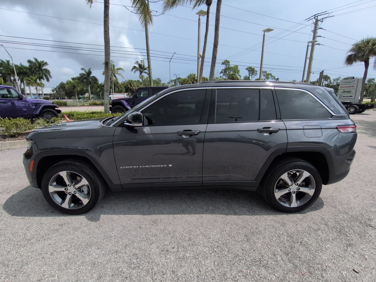 Used 2025 Jeep Grand Cherokee Limited AWD/4WD image 8