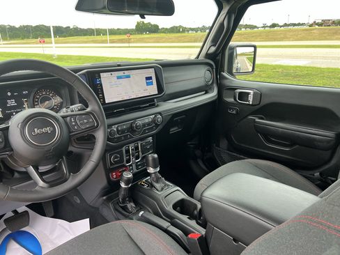 Certified 2025 Jeep Wrangler Unlimited Rubicon w/ Convenience Group AWD/4WD image 15