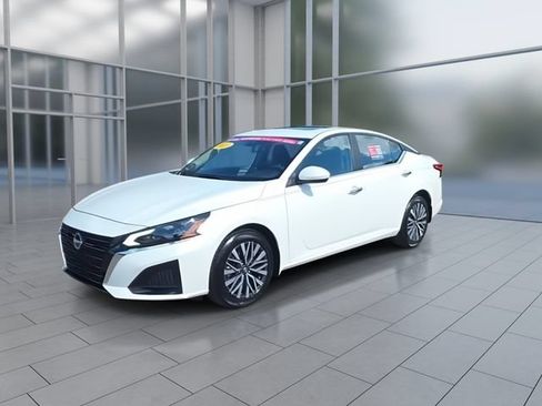 Used 2023 Nissan Altima 2.5 SV w/ SV Premium Package AWD/4WD image 4