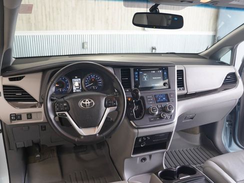 Used 2015 Toyota Sienna XLE FWD image 11