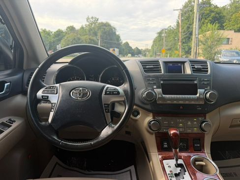 Used 2012 Toyota Highlander Limited w/ Tow Pkg AWD/4WD image 17