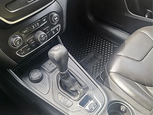 Used 2019 Jeep Cherokee Latitude Plus w/ Comfort/Convenience Group AWD/4WD image 25