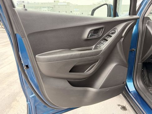 Used 2020 Chevrolet Trax LT w/ LT Convenience Package image 15