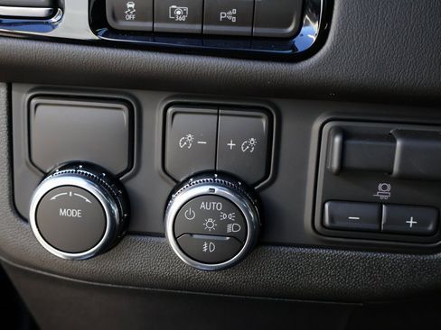 New 2025 GMC Yukon Elevation image 46