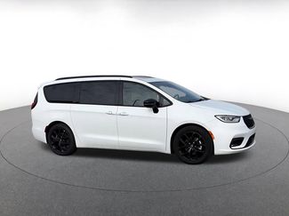 Used 2025 Chrysler Pacifica Limited video 2