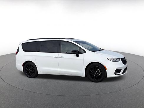 Used 2025 Chrysler Pacifica Limited image 2