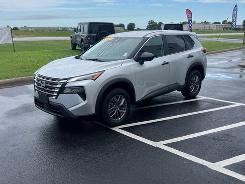 Used 2024 Nissan Rogue S AWD/4WD image 3