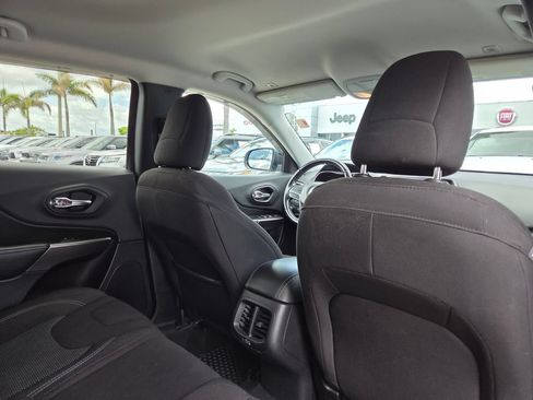 Used 2019 Jeep Cherokee Latitude w/ Cold Weather Group AWD/4WD image 16