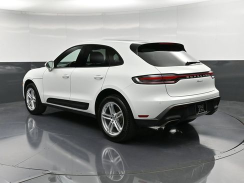 Certified 2025 Porsche Macan image 3