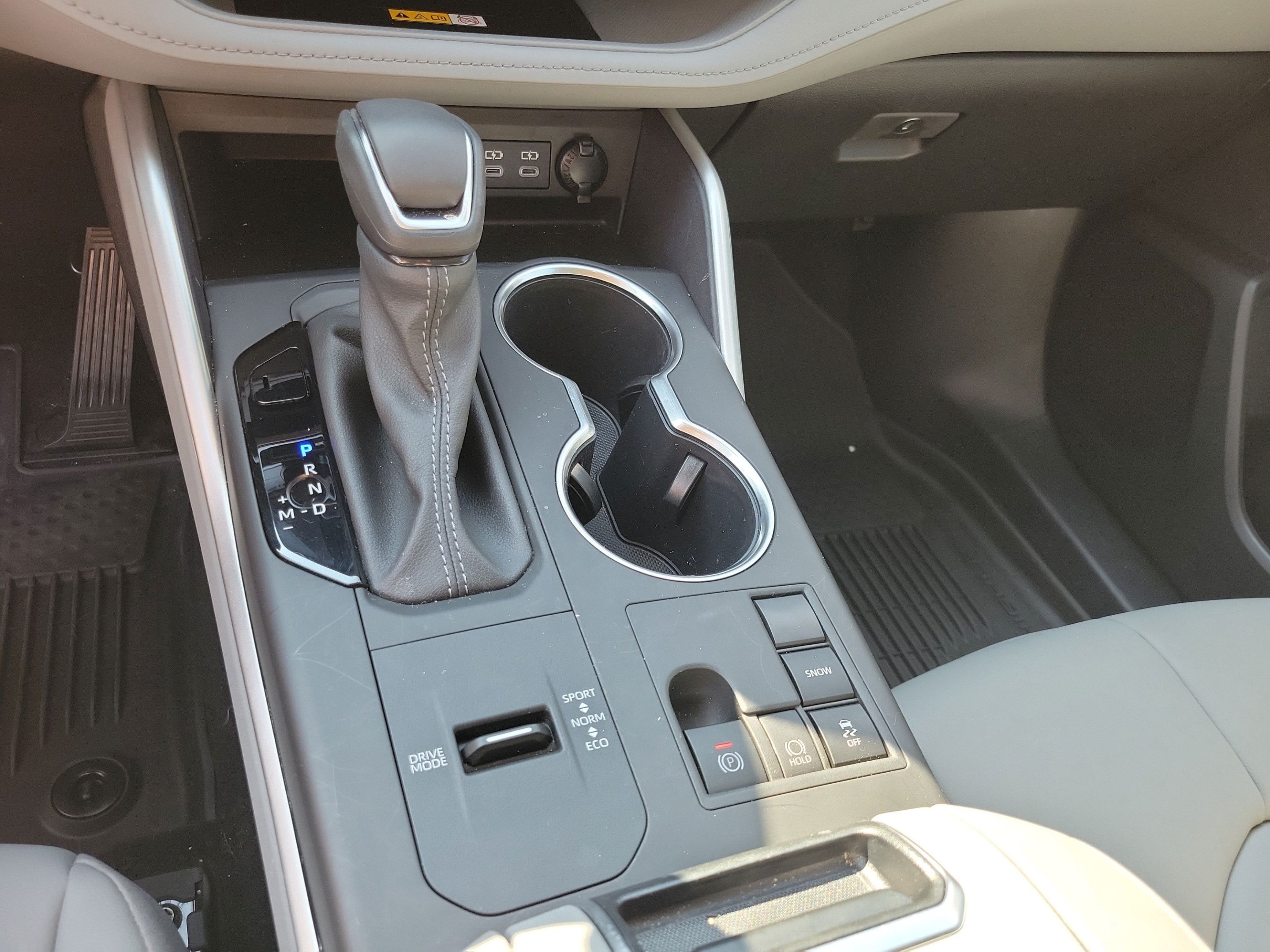 Used 2024 Toyota Highlander XLE FWD image 19