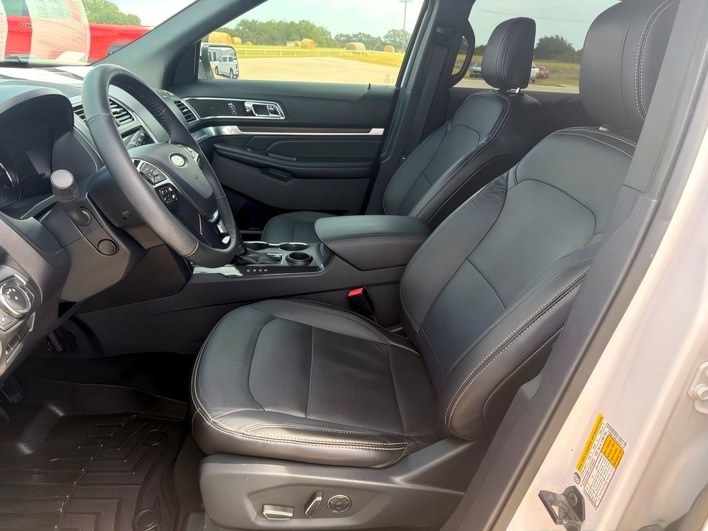 Used 2018 Ford Explorer Limited w/ Equipment Group 301A FWD image 10