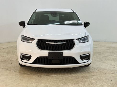 Used 2024 Chrysler Pacifica Touring-L FWD image 6