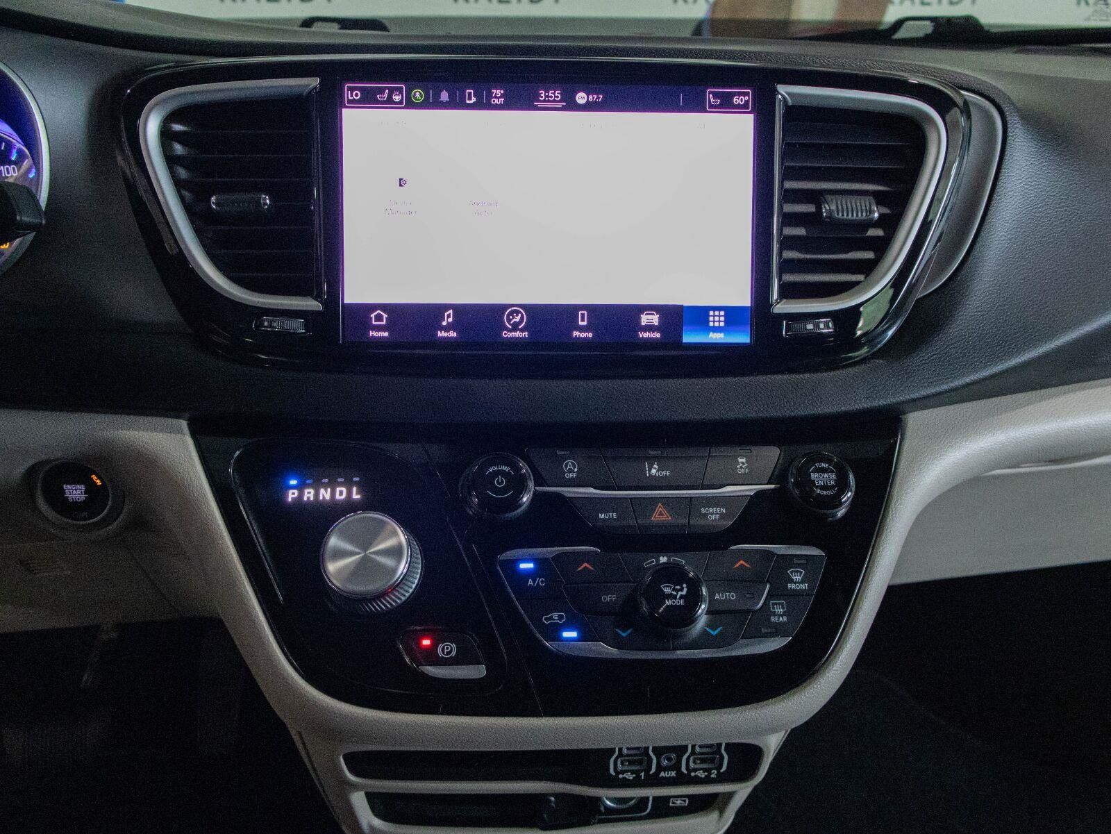 Used 2022 Chrysler Pacifica Touring-L FWD image 4