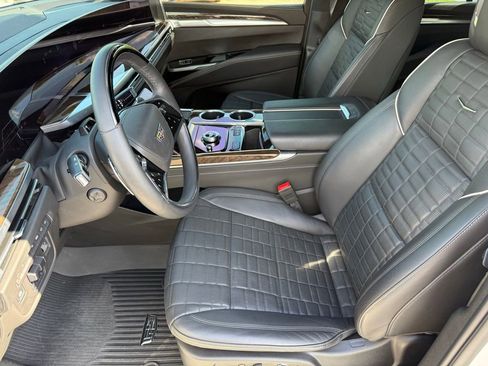 Used 2025 Cadillac Escalade Sport Platinum w/ LPO, ONYX Package AWD/4WD image 4