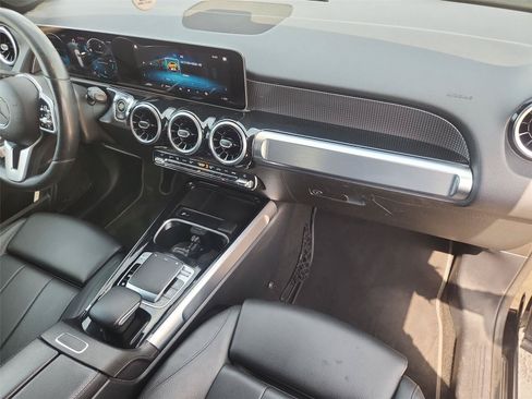 Used 2020 Mercedes-Benz GLB 250 w/ Premium Package image 27