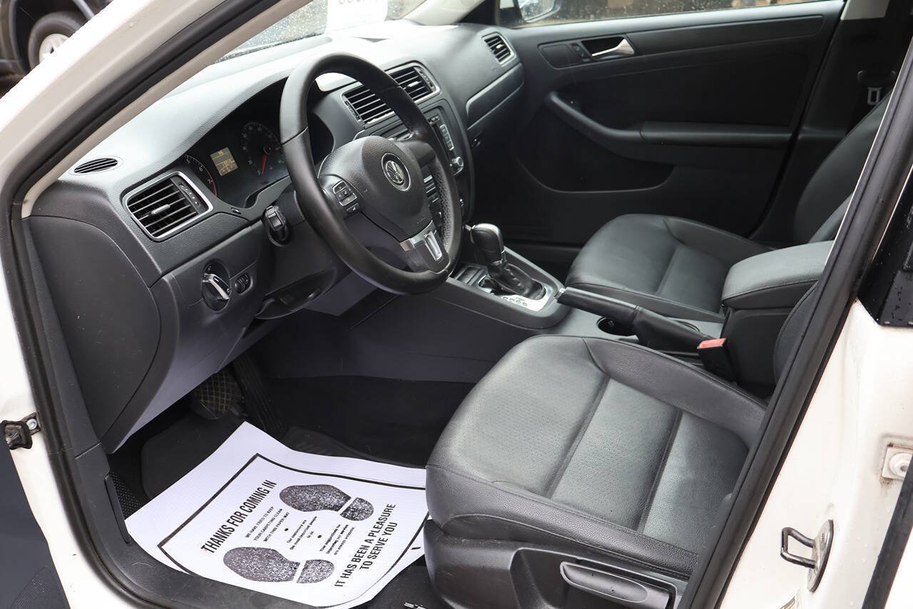Used 2011 Volkswagen Jetta SE FWD image 12