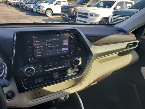Used 2022 Toyota Highlander XLE FWD image 22