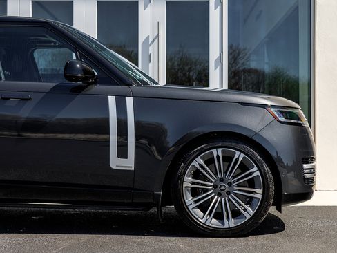 Used 2025 Land Rover Range Rover Long Wheelbase Autobiography image 18