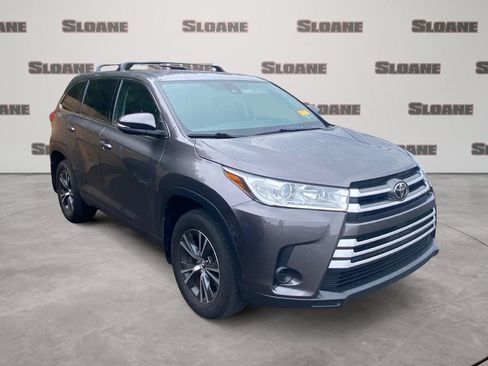 Used 2017 Toyota Highlander LE AWD/4WD image 2