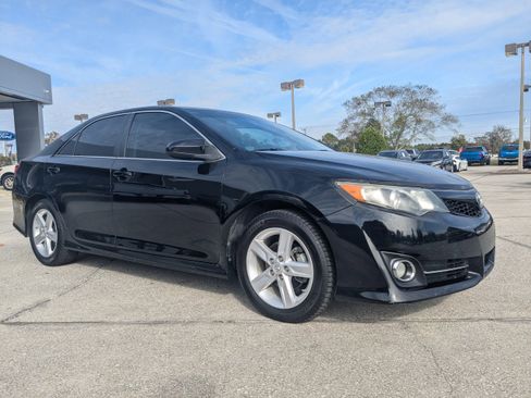 Used 2014 Toyota Camry L image 2