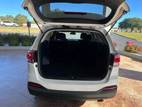 Used 2017 Kia Sorento LX Sport Utility 4D image 25