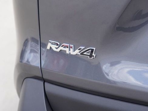 Used 2020 Toyota RAV4 XLE w/ Convenience Package FWD image 9