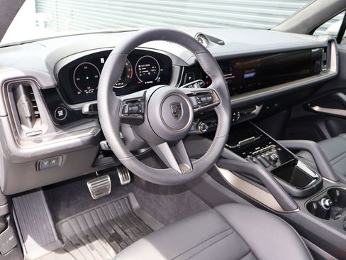 Certified 2025 Porsche Cayenne Turbo AWD/4WD image 4