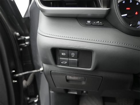 Used 2023 Toyota Highlander L image 34